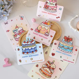 Vue détaillée de jolies cartes d'anniversaire 3D avec divers motifs de gâteaux colorés