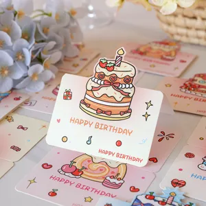 Carte d'anniversaire 3D mignonne avec un motif de gâteau à la crème coloré.