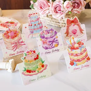 Macrodetail van 3D pop-up verjaardagskaarten met aquareltaarten en diverse ontwerpen