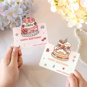 Vue détaillée de deux adorables cartes d'anniversaire 3D avec gâteaux