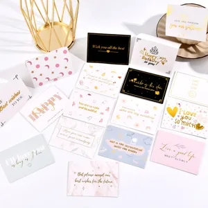 Juego de tarjetas de felicitación minimalistas doradas con deseos en inglés para las madres