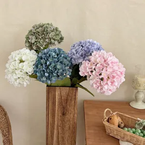 Vista dettagliata di un mazzo di ortensie realistiche stampate in 3D in un interno casa