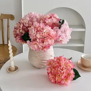 Realistischer rosa künstlicher Hortensienstrauß in weißer Vase für Heimdekoration