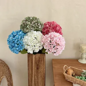 Dettaglio di un bouquet di ortensie artificiali stampate in 3D in un vaso di legno