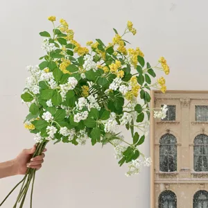 Elegante levensechte witte en gele kunstbloemen boeket voor interieurdecoratie in huis