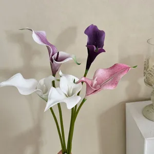 Elegante ramo de calas artificiales blancas y moradas para decoración de bodas