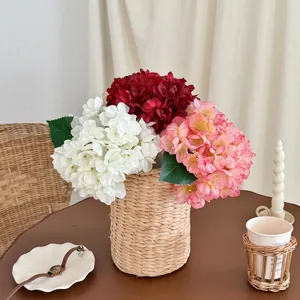 Künstlicher Hortensienstrauß in gewebter Vase für elegante Wohnzimmerdekoration