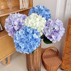 Grote 3D geprinte kunsthortensia bloemen in levendige kleuren blauw, wit en paars