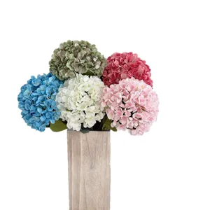 Grande bouquet di ortensie artificiali stampate in 3D in un vaso di legno decorativo