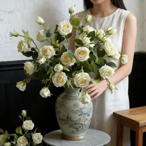 Detailansicht von künstlichen Rosen mit 6 Köpfen in einer Vintage-Keramikvase für Deko