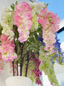 Detailaufnahme von dichten rosa und weißen künstlichen Glyzinien zum Aufhängen für Deko
