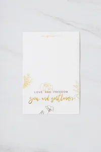 Elegante tarjeta de felicitación blanca con flores en pan de oro y LOVE AND FREEDOM