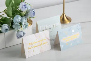 Vista detallada de tarjetas de felicitación creativas con lámina de oro y texto inglés