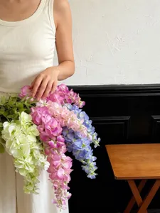 Detailansicht bunter hängender Blauregen-Kunstblumen für eine elegante Hochzeitsdeko