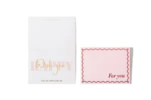 Elegante tarjeta de felicitación dorada y sobre rosa para cumpleaños o aniversarios