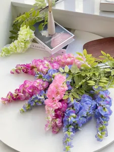 Detailansicht farbenfroher künstlicher Blauregenblüten für elegante Hochzeitsdekoration