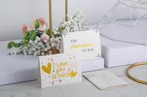 Primer plano de tarjetas de felicitación creativas con dorados y mensajes