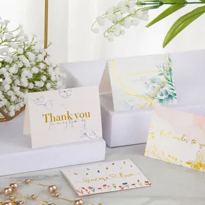Detalle de elegantes tarjetas de felicitación florales con letras doradas Thank You