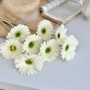 Primer plano de margaritas Gerbera blancas de PU para una elegante decoración floral.
