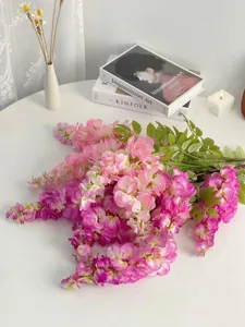 Detailansicht dichter rosa und lila Seiden-Blauregen-Hängeblütenzweige