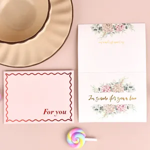 Eleganti biglietti di auguri con motivi floreali e scritte 'For you' in lamina d'oro.