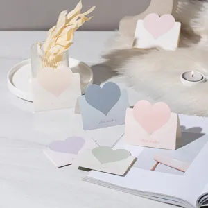 Detailansicht der 3D-Herz-Grußkarten in Morandi-Farben mit Best-Wishes-Prägung