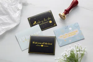 Vista detallada de tarjetas de felicitación doradas con elegante tipografía