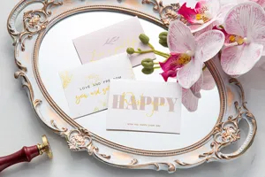 Elegantes tarjetas de felicitación con estampado dorado, flores y citas.