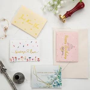 Elegantes tarjetas de felicitación de pan de oro con flores, corazones y tartas