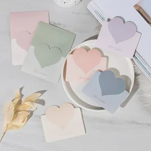 Detailansicht der 3D-Grußkarten in Morandi-Farben mit Herz und Best Wishes Text