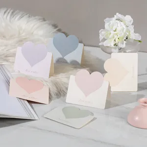 Set aus Morandi-Herz-3D-Grußkarten in verschiedenen sanften Farben für Feiertagsgeschenke.