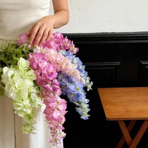 Dichte künstliche Blauregen-Hängeblumen für Hochzeitsdekoration und Fotografie-Requisiten