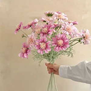 Wunderschöner Handstrauß aus rosa künstlichen Skabiosen für elegante Blumendekoration zu Hause
