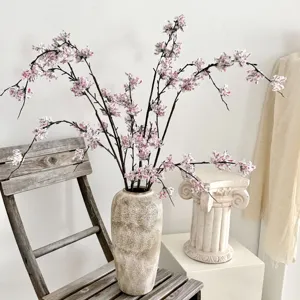 Zen-stijl kunstmatige roze kersenbloesems in keramische vaas voor huisdecoratie.