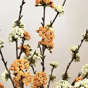 Ramas de bayas artificiales en naranja y blanco para decoraciones elegantes del hogar.