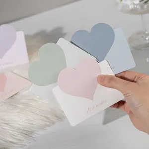 Detailansicht von Morandi-Grußkarten in Herzform mit dem Schriftzug Best Wishes