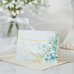 Elegante tarjeta de felicitación floral con pan de oro y frase Gentle and Calm Life.