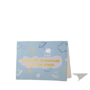 Tarjeta de felicitación plegable azul claro con tema espacial y letras doradas