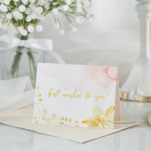 Primer plano de una elegante tarjeta de felicitación con pan de oro y flores
