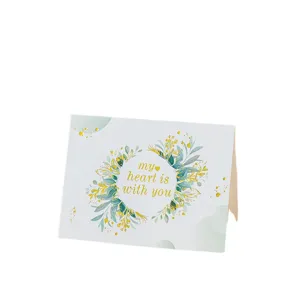 Tarjeta de felicitación blanca con texto dorado 'My heart is with you' y flores.