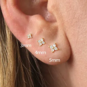 Vergleichsansicht von 3 mm, 4 mm und 5 mm Mini-Blumen-Ohrsteckern aus Zirkonia am Ohr