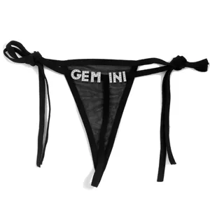 Detalle del tanga de malla negra con letras Gemini de pedrería brillante y finos cordones laterales.