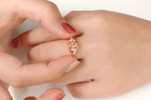 Primer plano detallado del anillo de compromiso de oro rosa con circonita amarilla brillante.