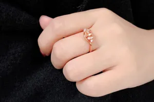 Anillo de compromiso en oro rosa con piedra amarilla brillante y circonitas para mujeres