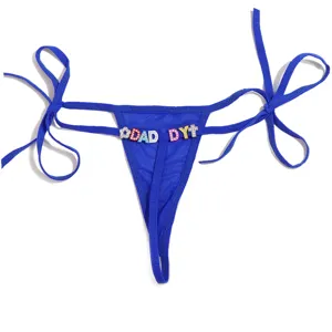Tanga sexy de malla azul decorado con letras y dijes de diamantes de imitación para mujer.