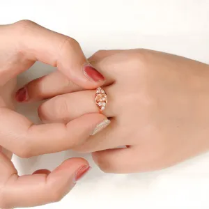 Anillo de compromiso clásico para mujer chapado en oro rosa con piedra amarilla vista principal