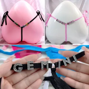 Tanga de encaje con letras de diamantes de imitación sexy para mujer, lencería de talle bajo.