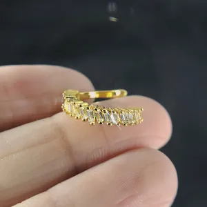 Nahaufnahme der vergoldeten Baguette Zirkonia Ohrklemme mit funkelnden Details.