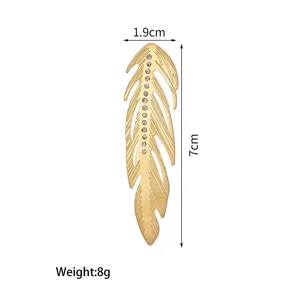 Detailed view of the elegant 18k gold-plated feather brooch with 7cm height specifications