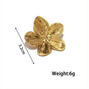 Vista dettagliata della spilla a fiore 3D dorata con misura 3,2 cm e peso di 6 g